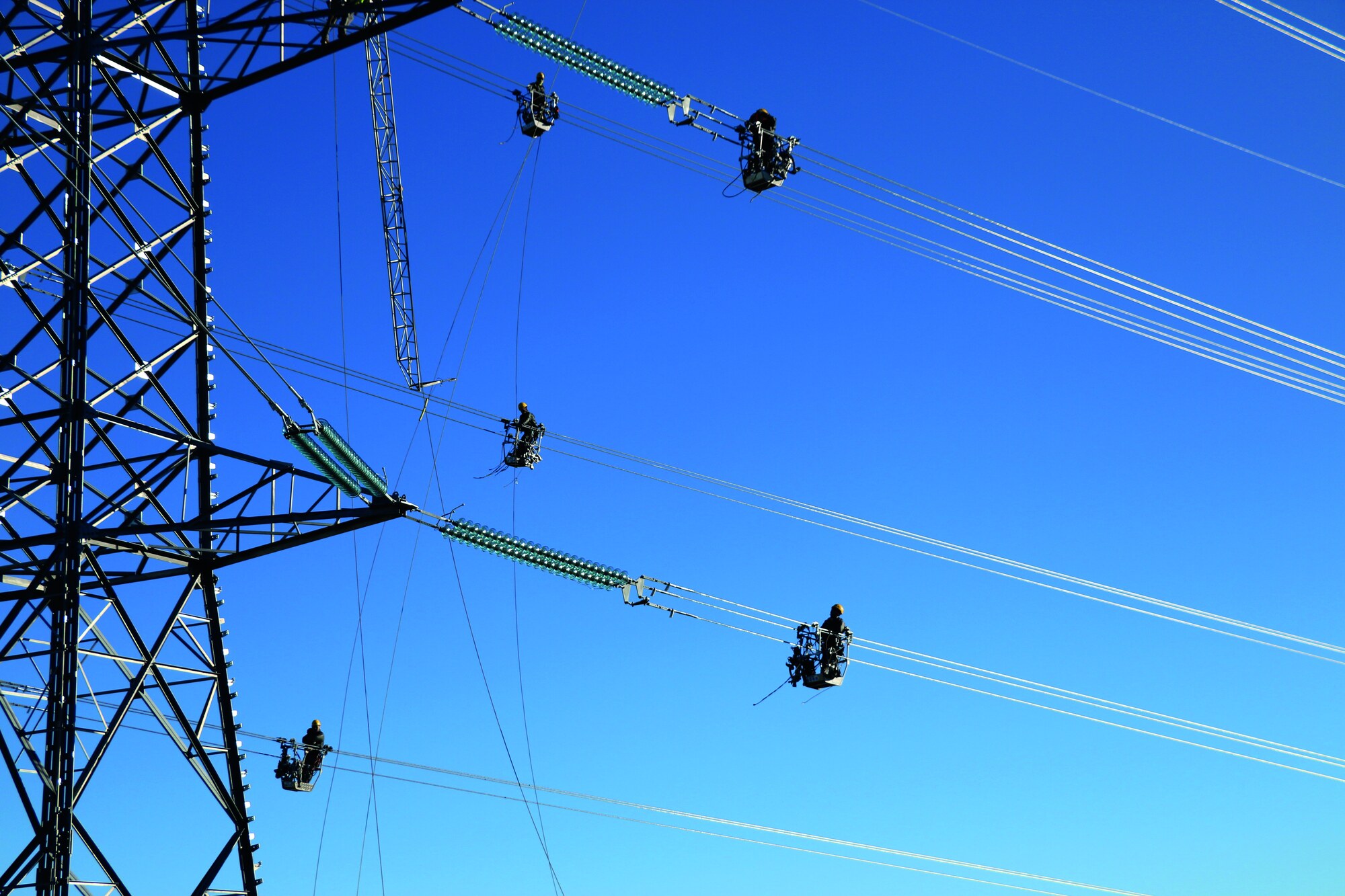 LIGNE À HAUTE TENSION